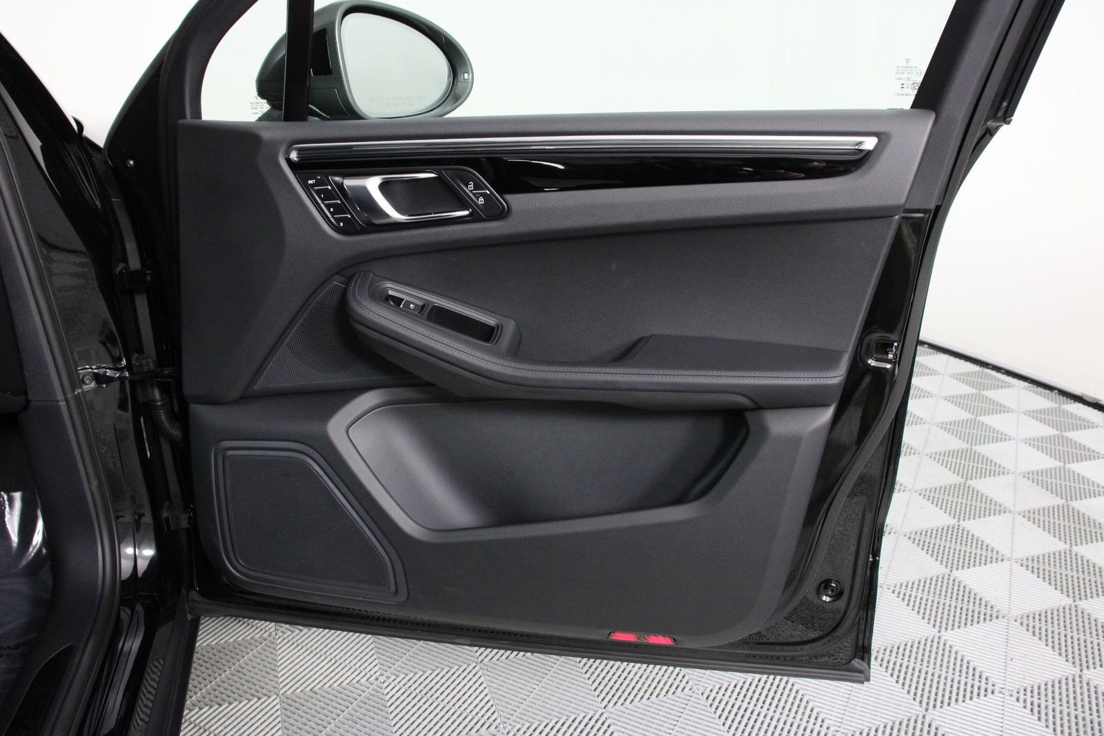 Certified 2025 Porsche Macan Turbo image 23