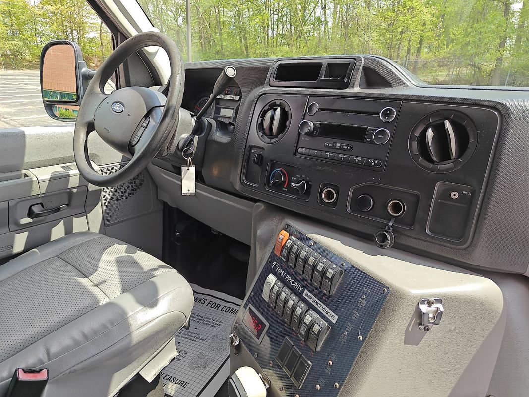 Used 2012 Ford E-450 and Econoline 450 Super Duty w/ Ambulance Prep Pkg RWD image 25