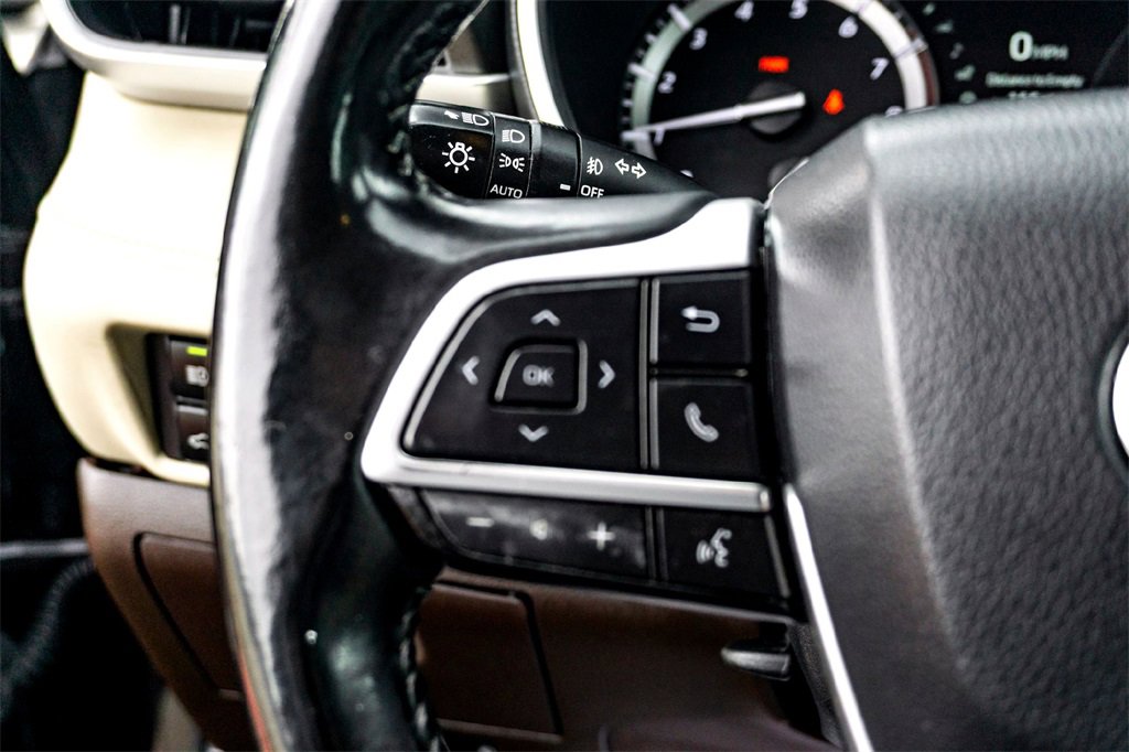 Used 2022 Toyota Highlander XLE image 18