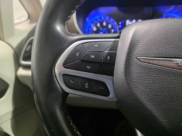 Used 2018 Chrysler Pacifica Touring-L FWD image 17