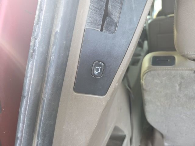 Used 2013 Chrysler Town & Country Touring image 12