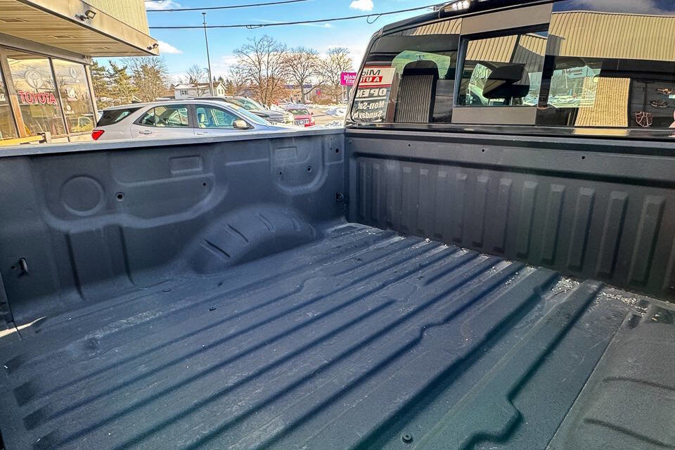 Used 2021 Nissan Titan SV w/ Accessory Utility Package image 18