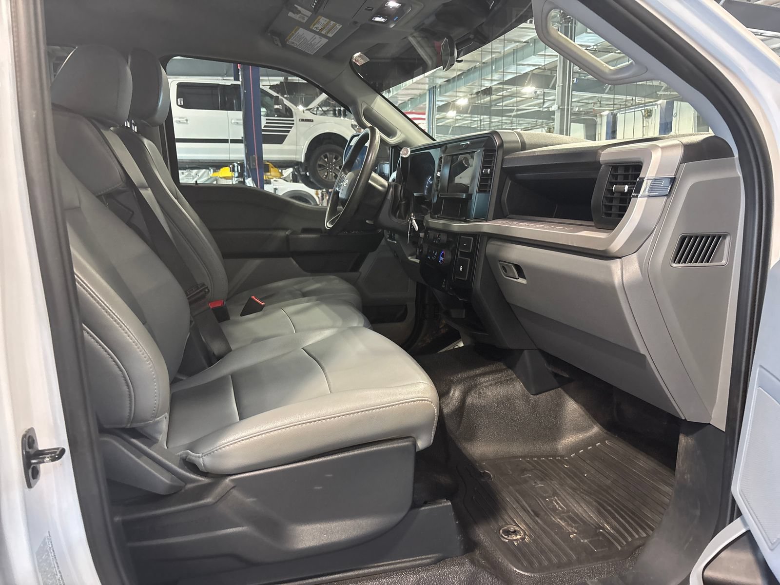 Used 2025 Ford F550 4x4 Crew Cab Super Duty w/ XL Chrome Package image 6