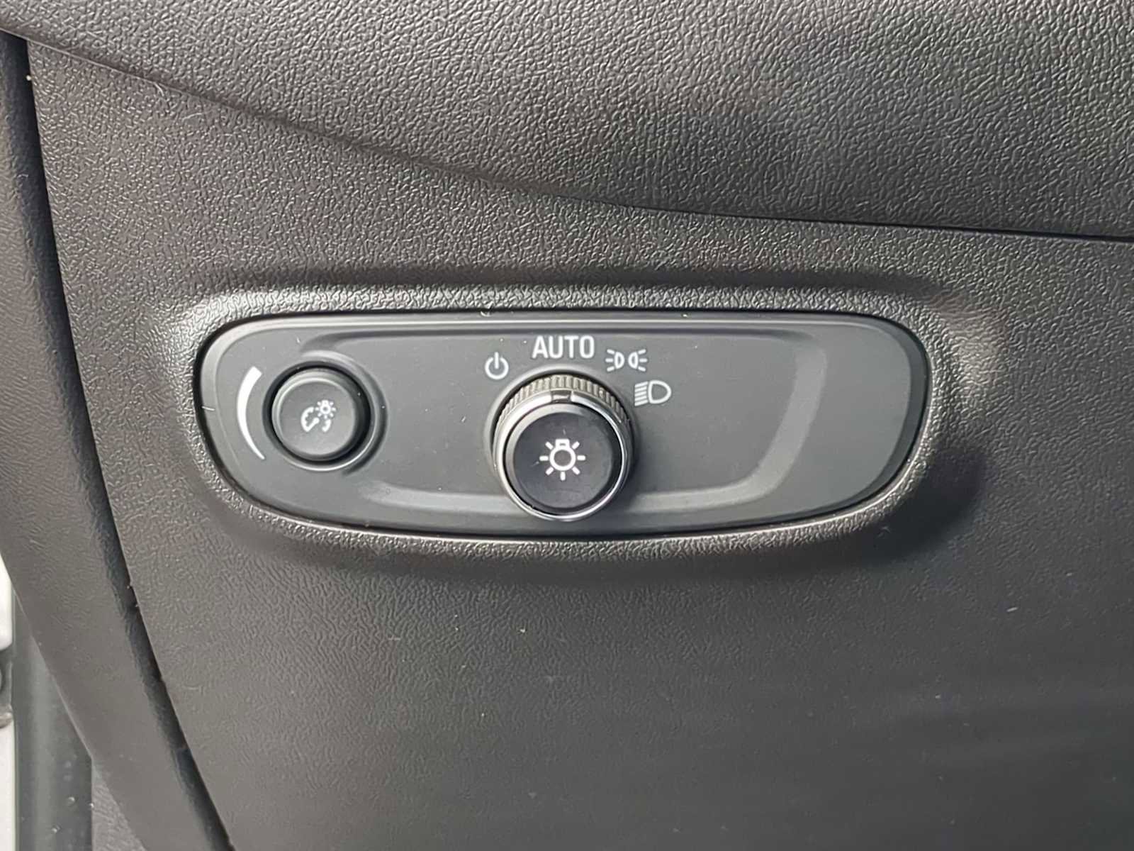 Used 2020 Chevrolet Equinox LS image 17