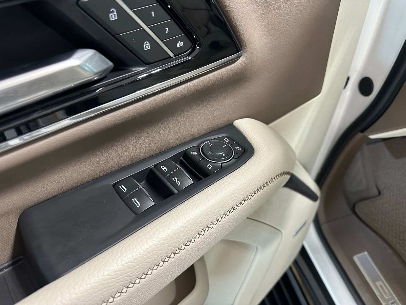 Used 2025 GMC Yukon XL Denali w/ Denali Reserve Package image 12