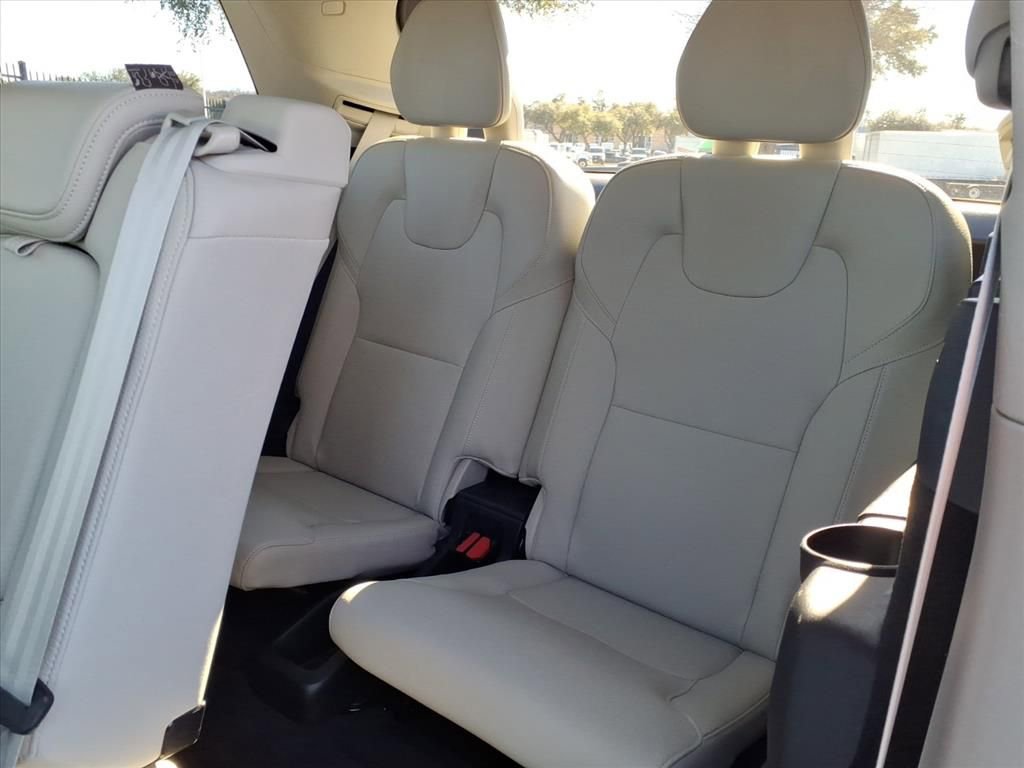 Used 2020 Volvo XC90 T6 Momentum w/ Protection Package Premier image 23