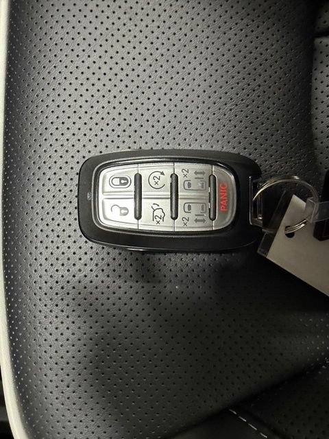 Used 2025 Chrysler Pacifica Limited AWD/4WD image 54