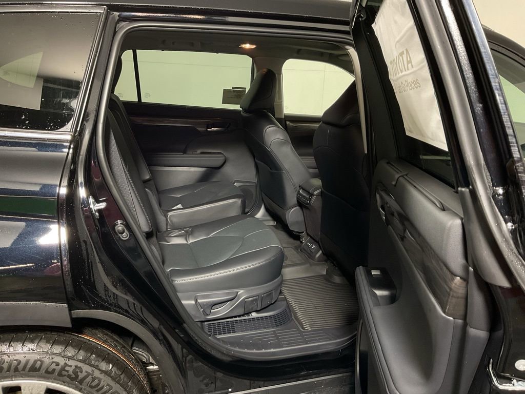 New 2026 Toyota Highlander Platinum image 34