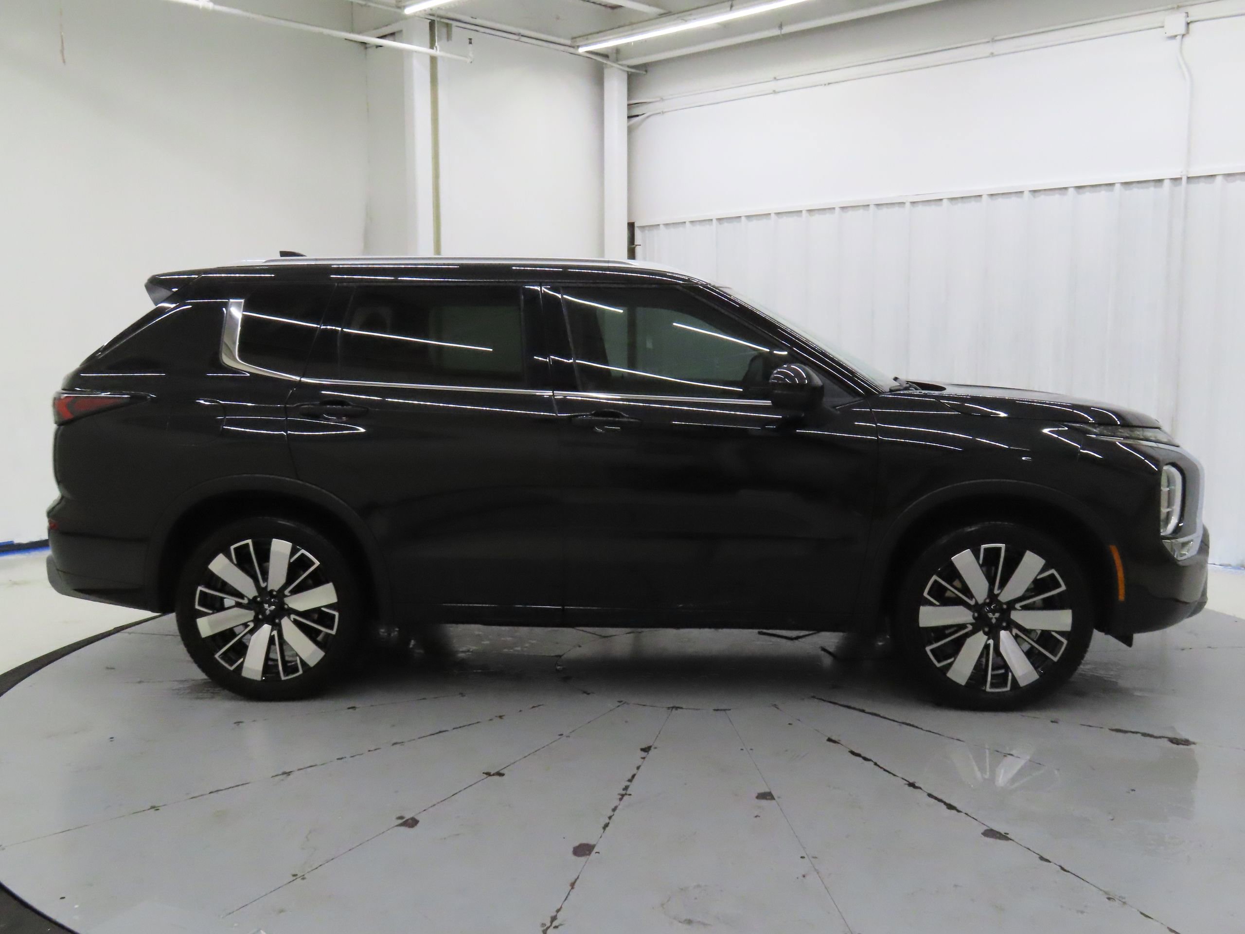 New 2025 Mitsubishi Outlander SEL image 2