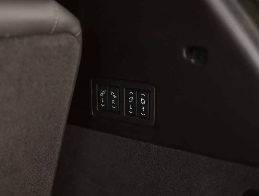 Used 2025 Cadillac XT6 Premium Luxury image 32