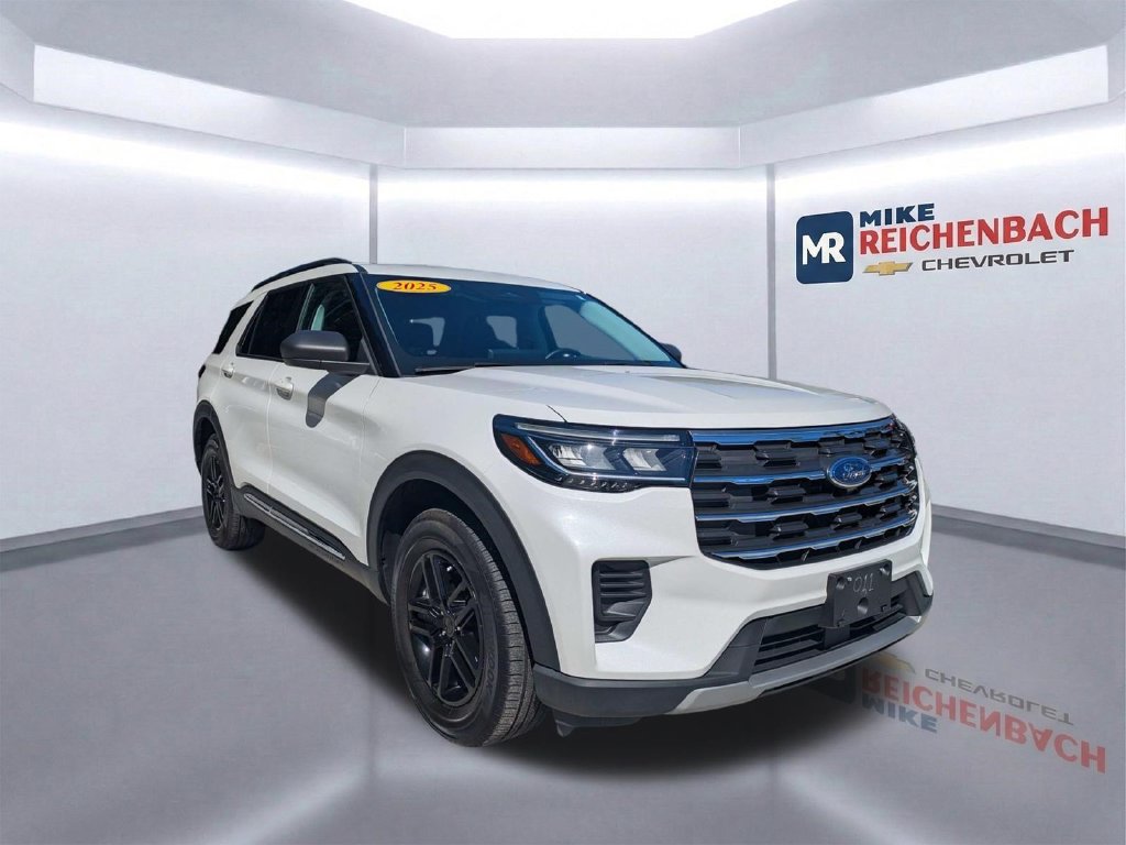 Used 2025 Ford Explorer Active AWD/4WD image 1