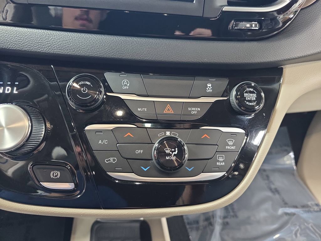 Used 2021 Chrysler Voyager Lxi image 21