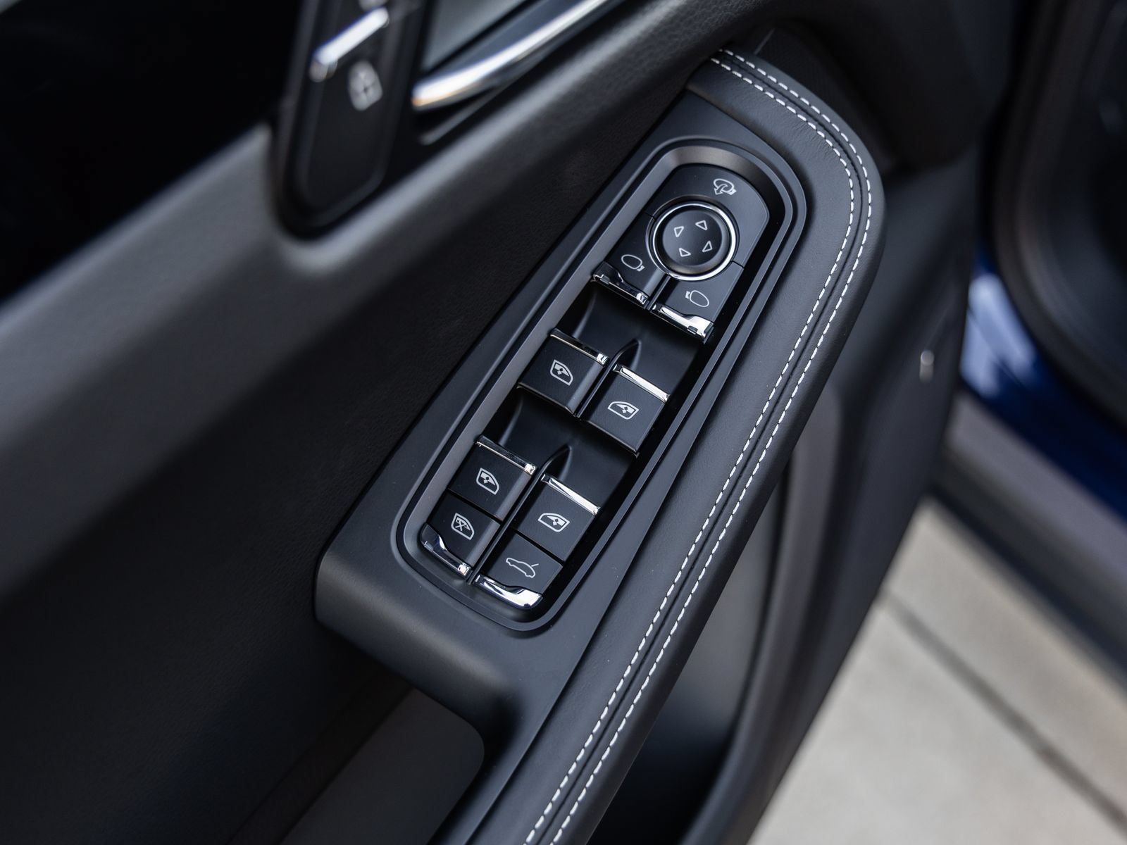Certified 2026 Porsche Macan Turbo AWD/4WD image 23