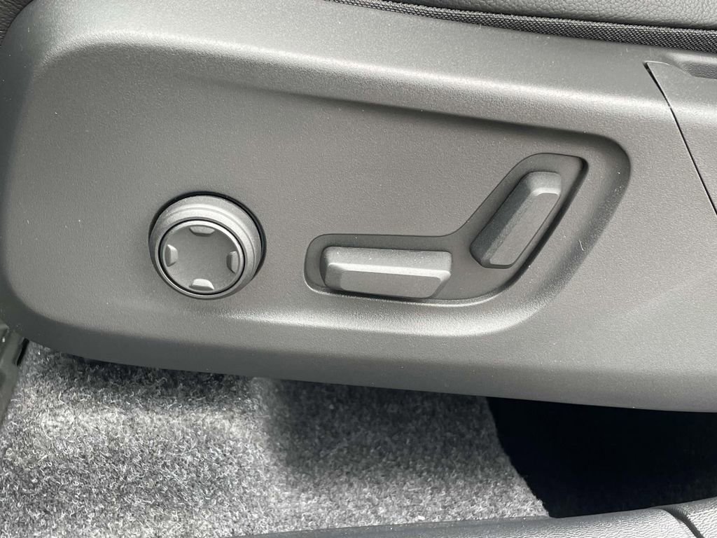 New 2026 Volvo XC40 B4 Plus w/ Protection Package Premier FWD image 9