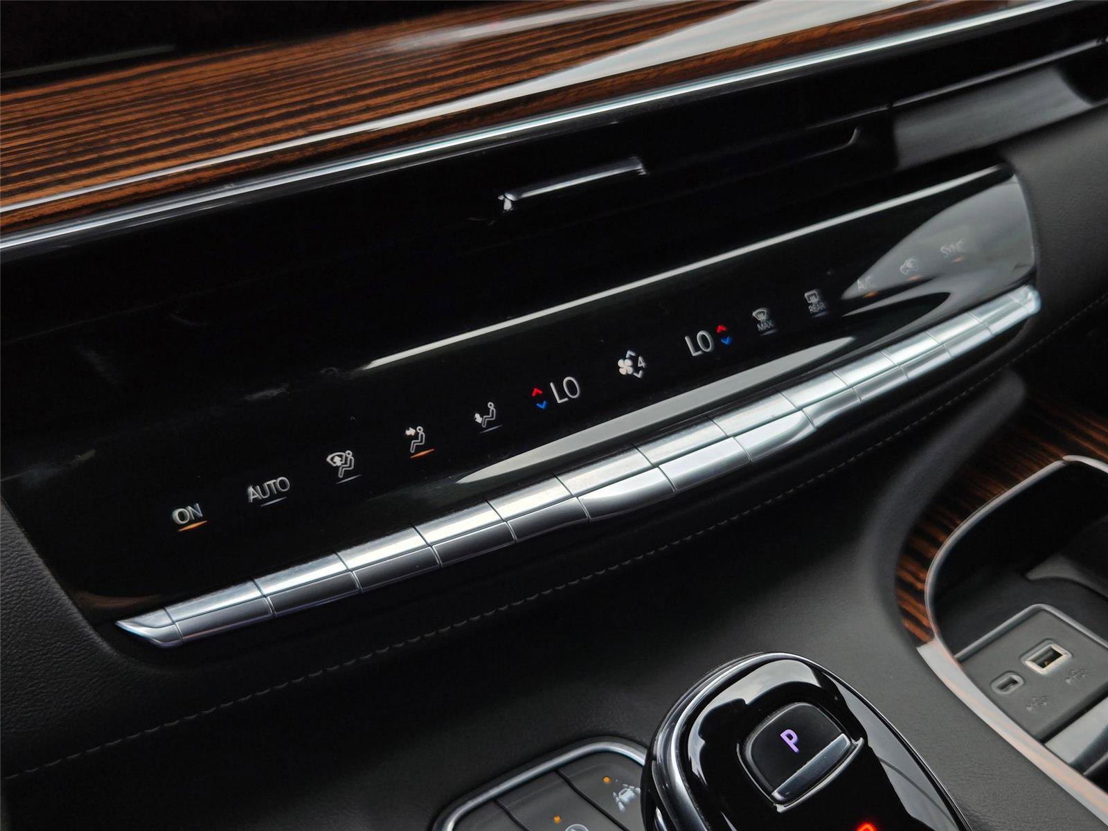 Used 2022 Cadillac Escalade Premium Luxury AWD/4WD image 21