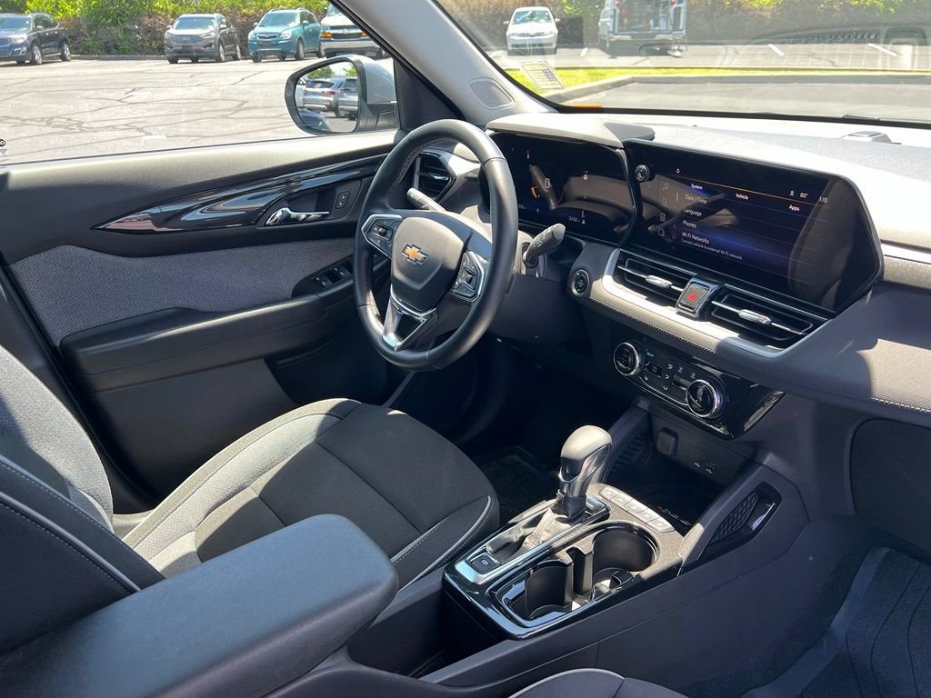 Used 2025 Chevrolet TrailBlazer LT w/ Convenience Package FWD image 9