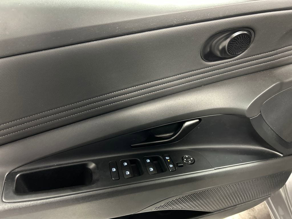 Used 2025 Hyundai Elantra Sport image 12