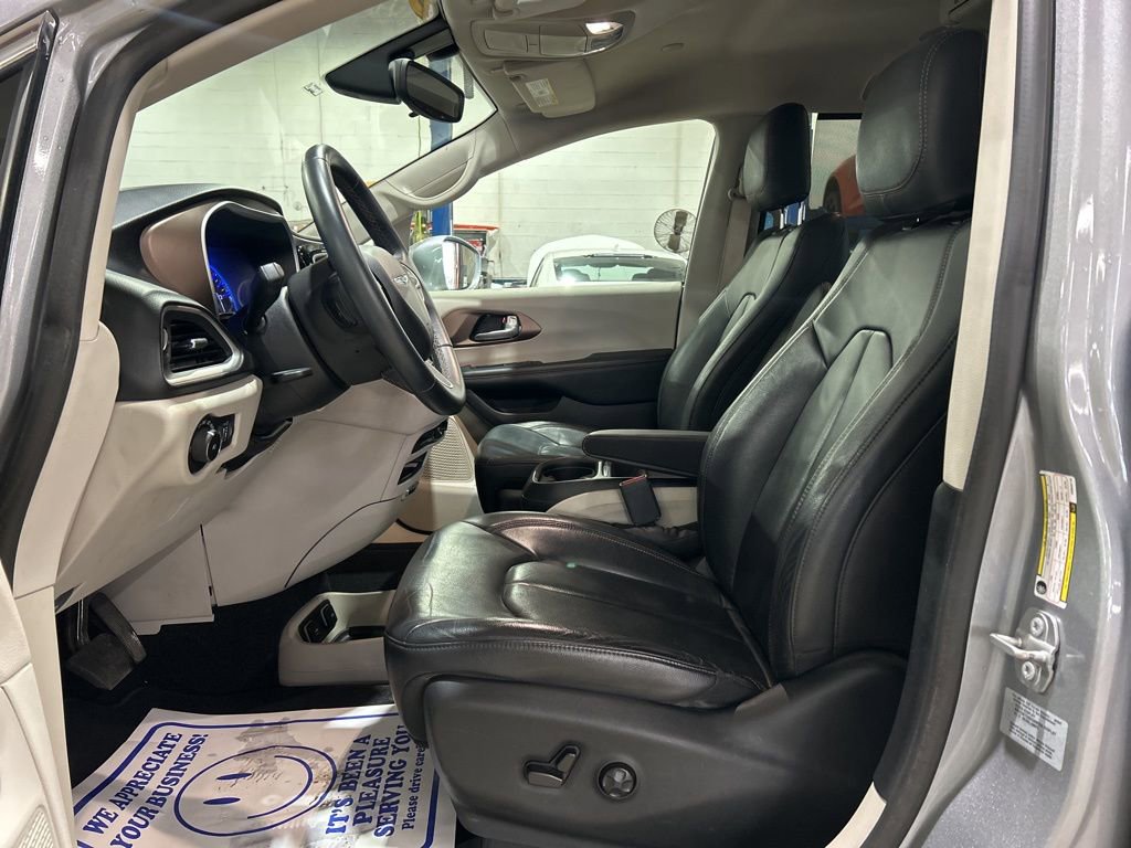 Used 2017 Chrysler Pacifica Touring-L image 18