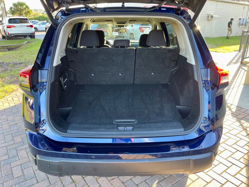 Used 2024 Nissan Rogue SV image 5