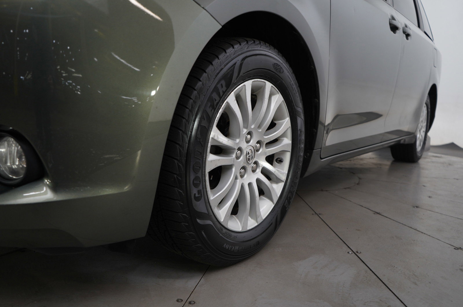 Used 2012 Toyota Sienna XLE image 24