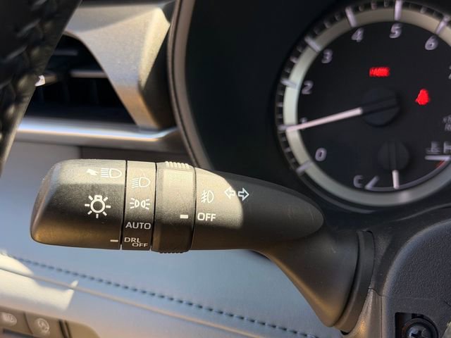 Used 2023 Toyota Highlander LE AWD/4WD image 18