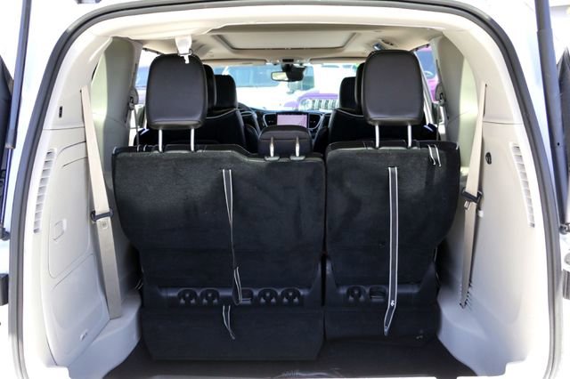 Used 2022 Chrysler Pacifica Limited w/ Uconnect Theater Family Group image 29