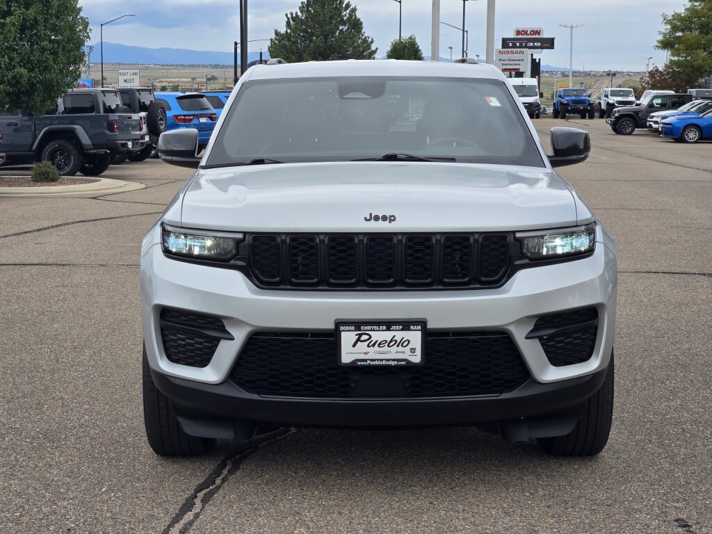 Used 2025 Jeep Grand Cherokee Altitude AWD/4WD image 6