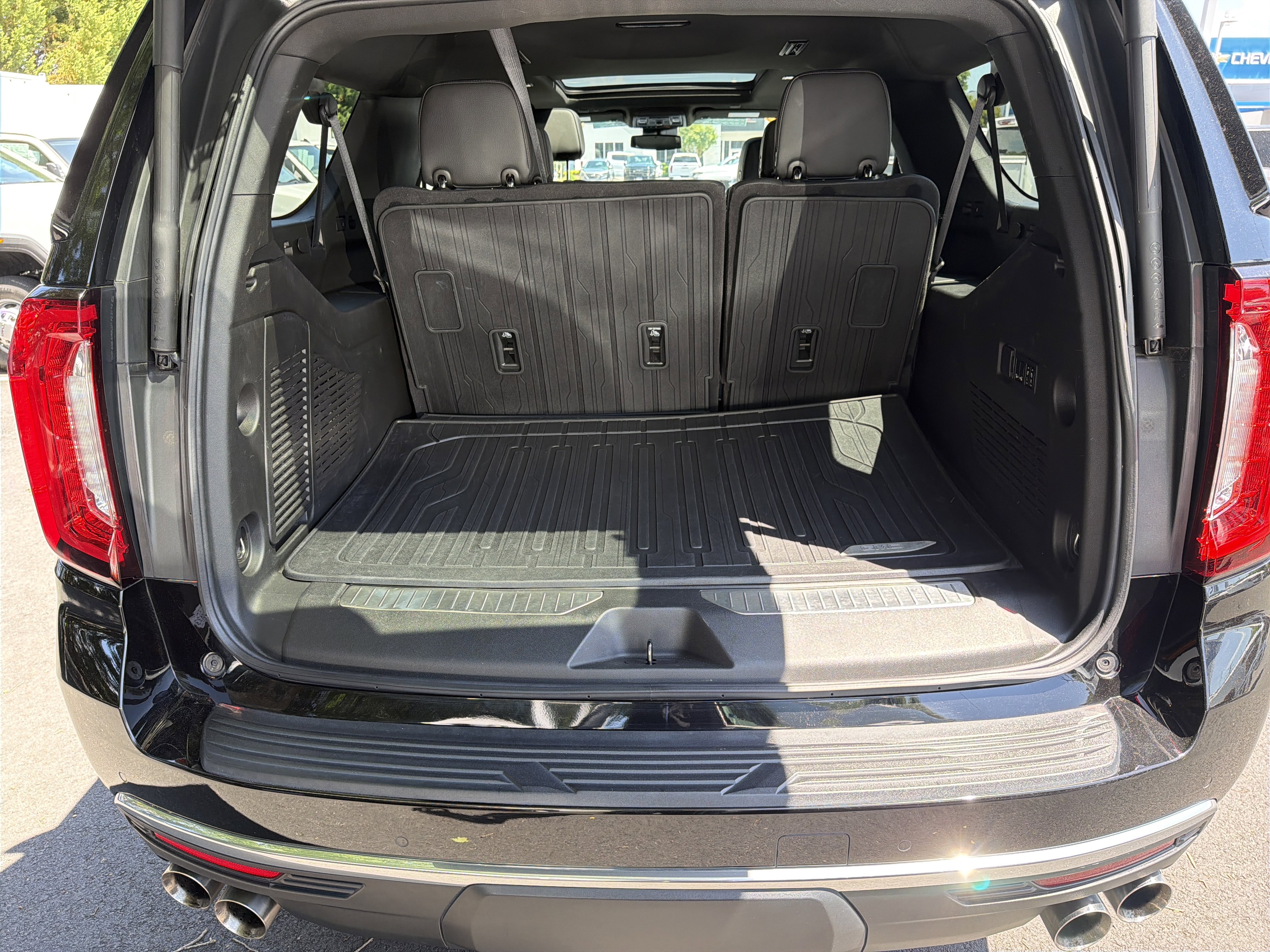 Used 2023 GMC Yukon XL Denali AWD/4WD image 32