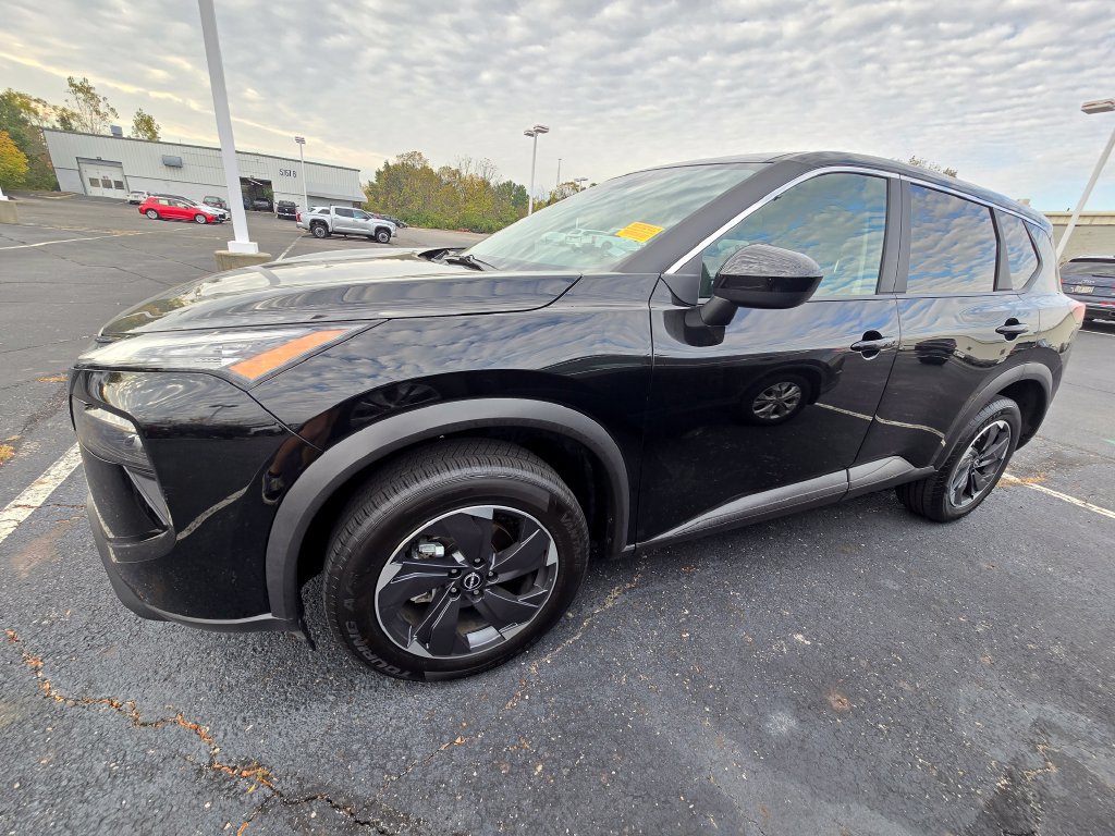 Used 2025 Nissan Rogue SV FWD image 4
