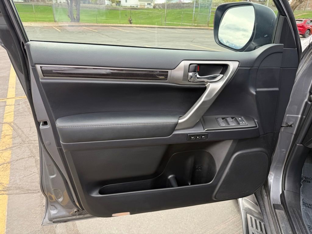 Used 2023 Lexus GX 460 Luxury w/ Sport Design Package image 9