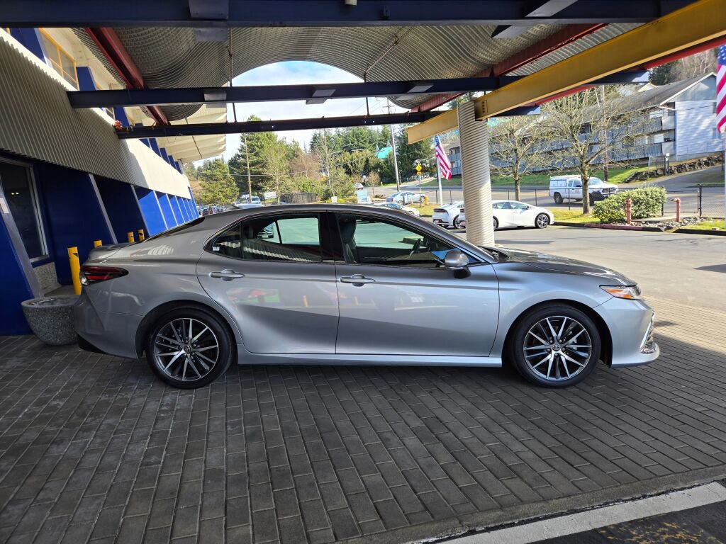 Used 2024 Toyota Camry XLE w/ Cold Weather Package FWD image 4