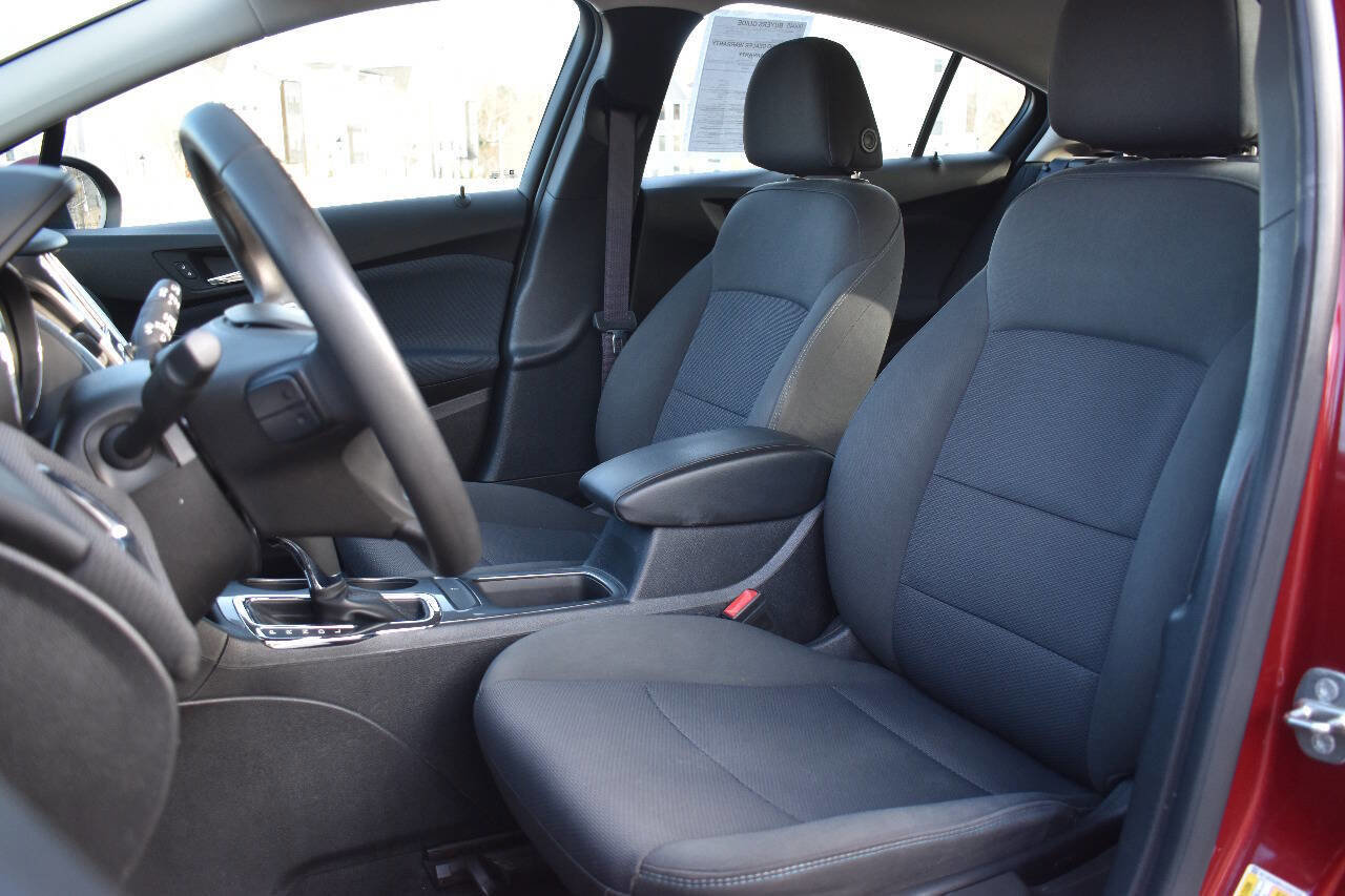 Used 2017 Chevrolet Cruze LT FWD image 12