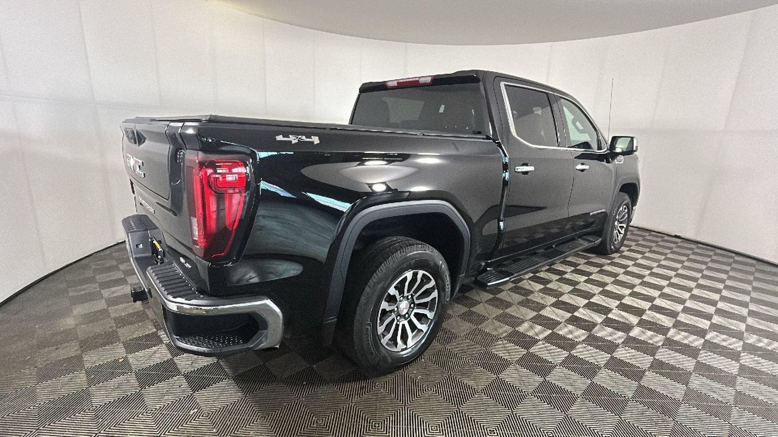 Used 2024 GMC Sierra 1500 SLT AWD/4WD image 3
