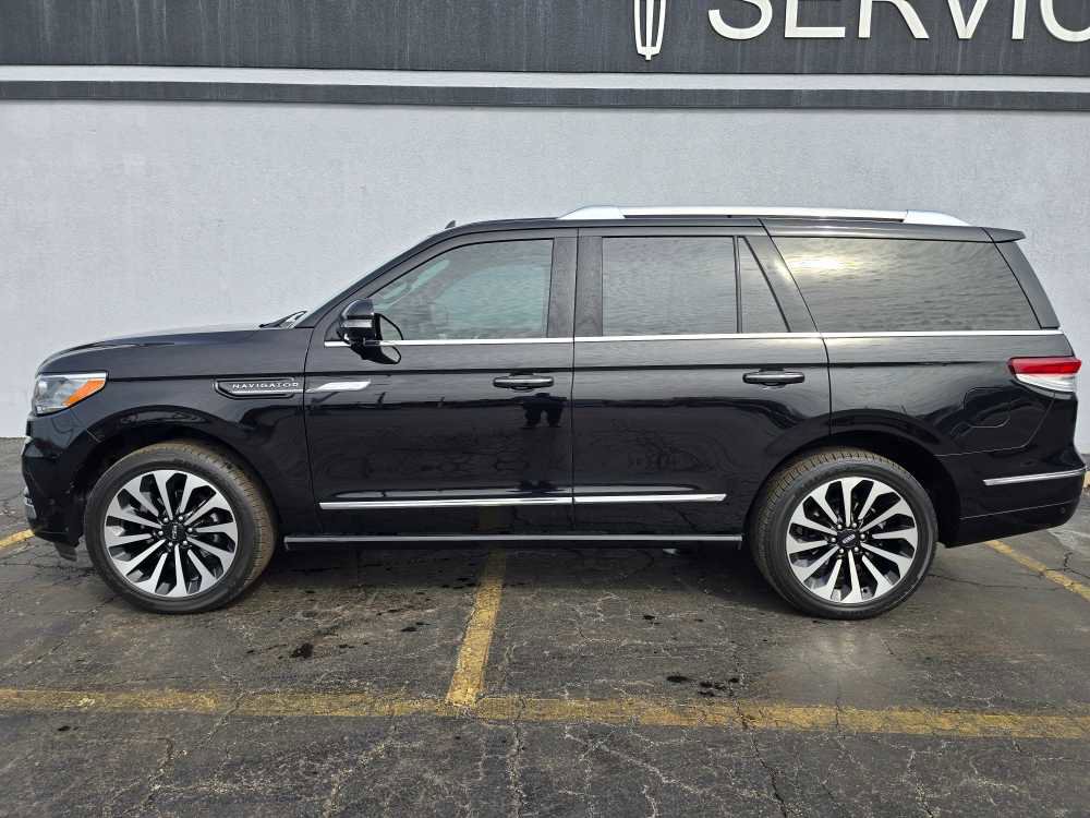 Used 2023 Lincoln Navigator Reserve image 4