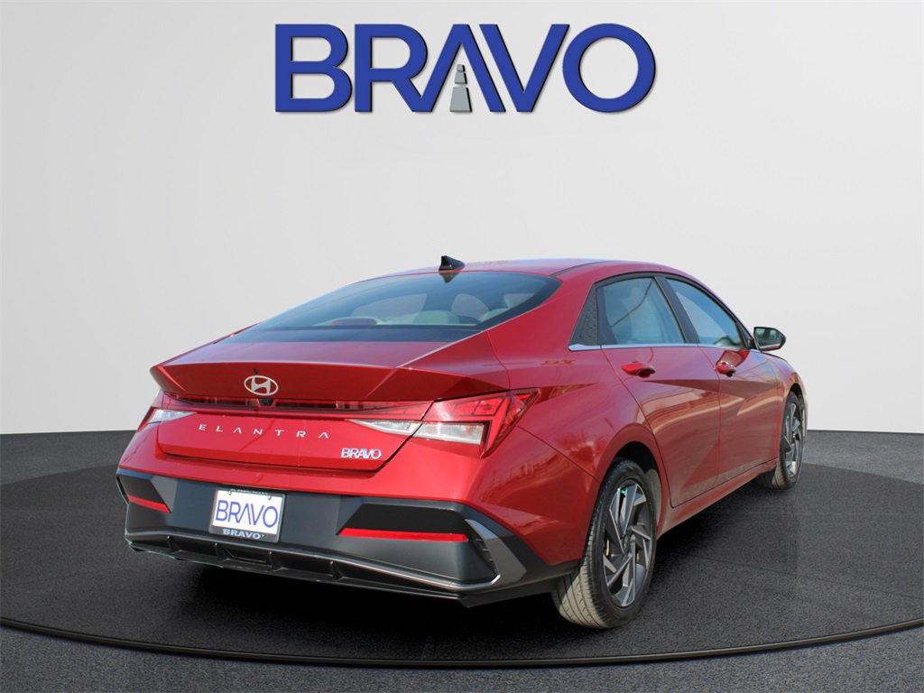 Used 2025 Hyundai Elantra SEL image 5
