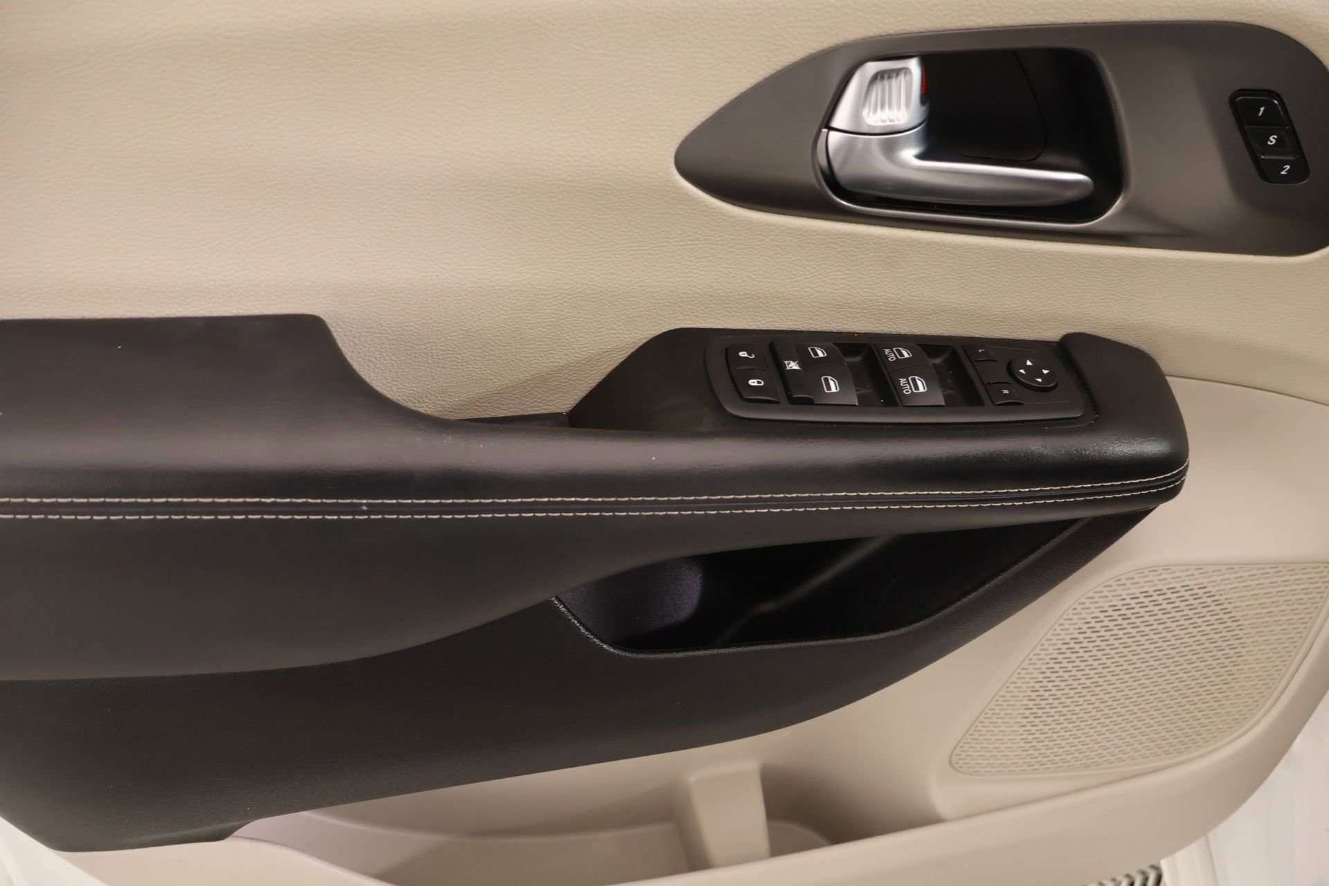 Used 2023 Chrysler Pacifica Touring-L image 16