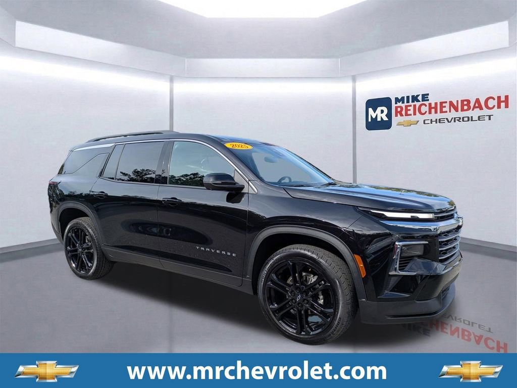 Used 2025 Chevrolet Traverse LT w/ Driver Confidence Package FWD image 1