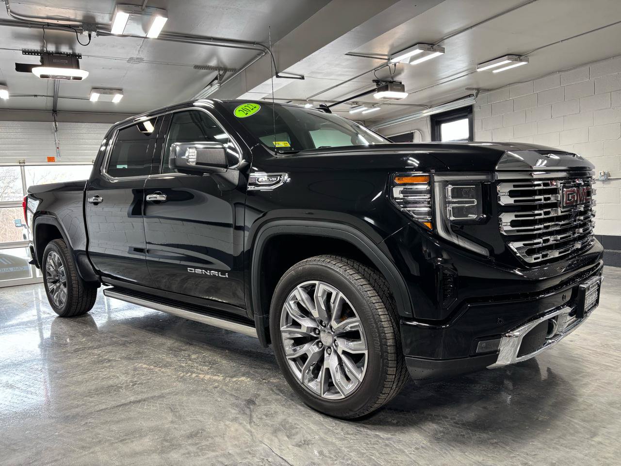 Used 2022 GMC Sierra 1500 Denali w/ Denali Reserve Package AWD/4WD image 2