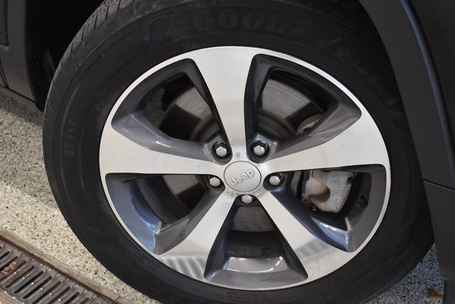 Used 2019 Jeep Cherokee Limited AWD/4WD image 30