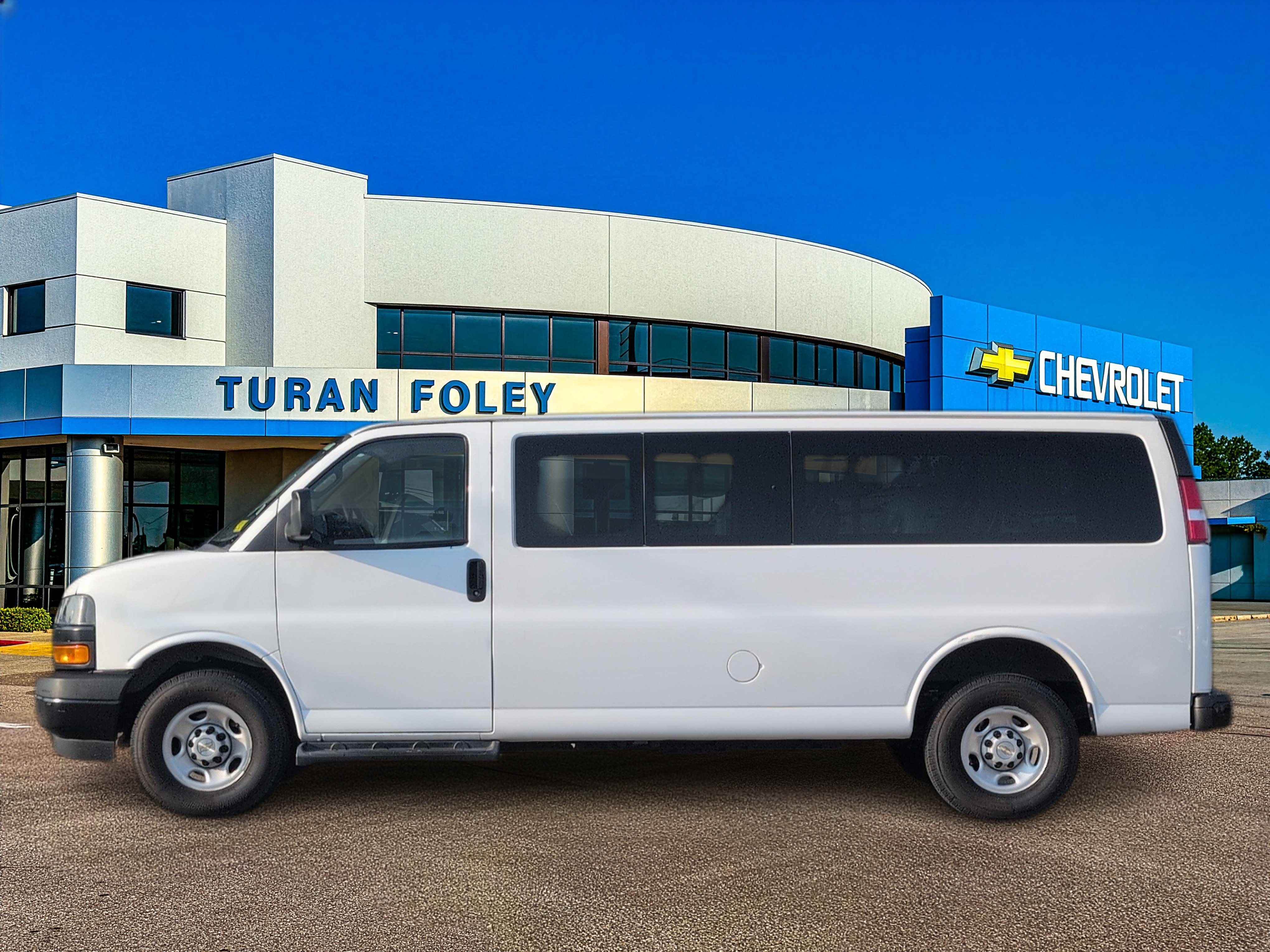 Used 2022 Chevrolet Express 3500 LS RWD image 2