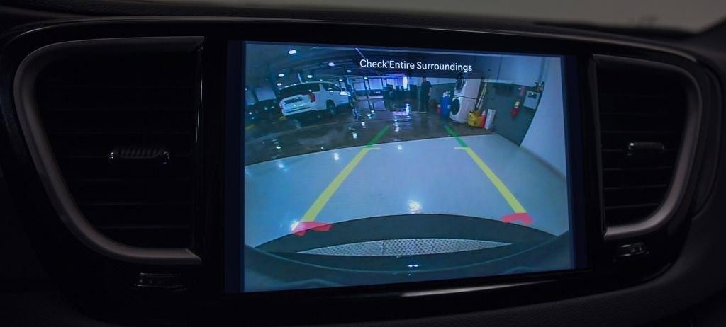 Used 2025 Chrysler Pacifica Select FWD image 19