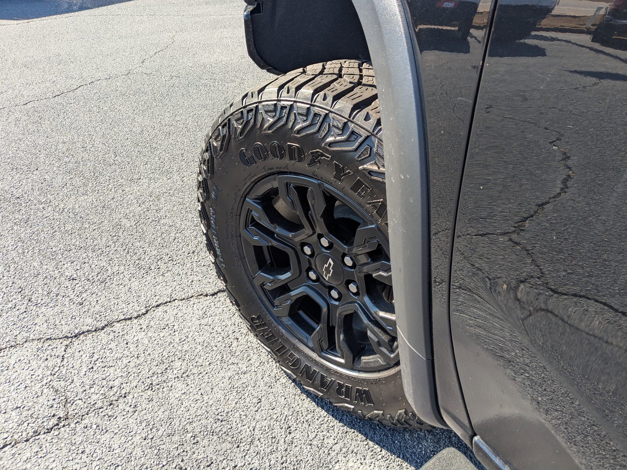 Used 2025 Chevrolet Silverado 1500 ZR2 w/ Technology Package image 9