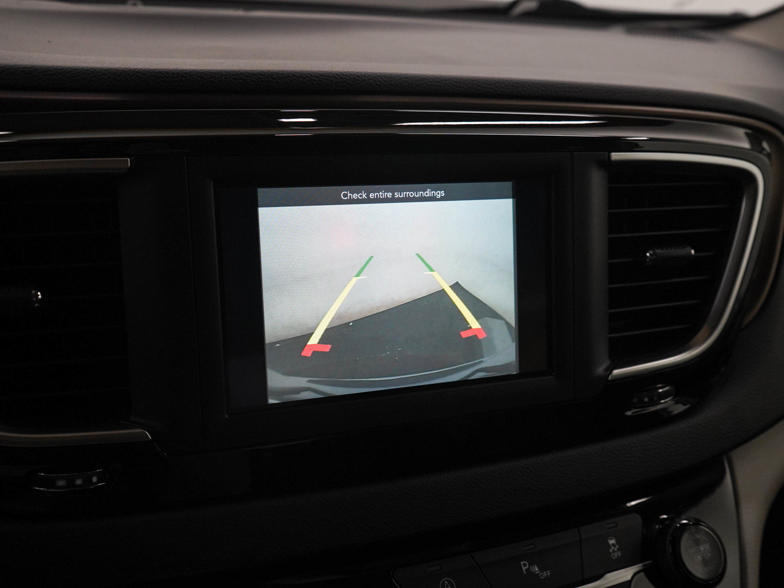 Used 2018 Chrysler Pacifica Touring-L FWD image 24