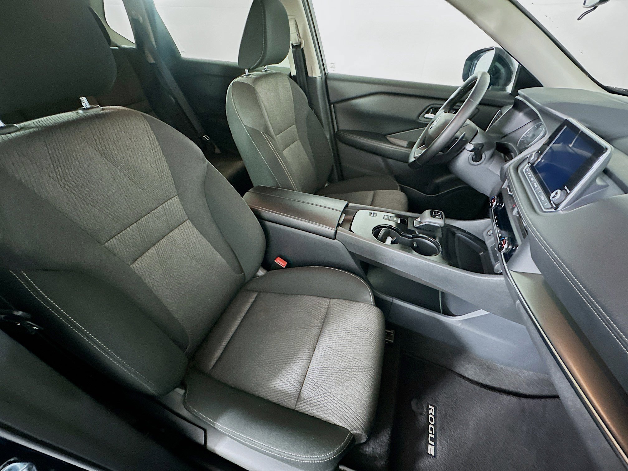 Used 2025 Nissan Rogue SV FWD image 31