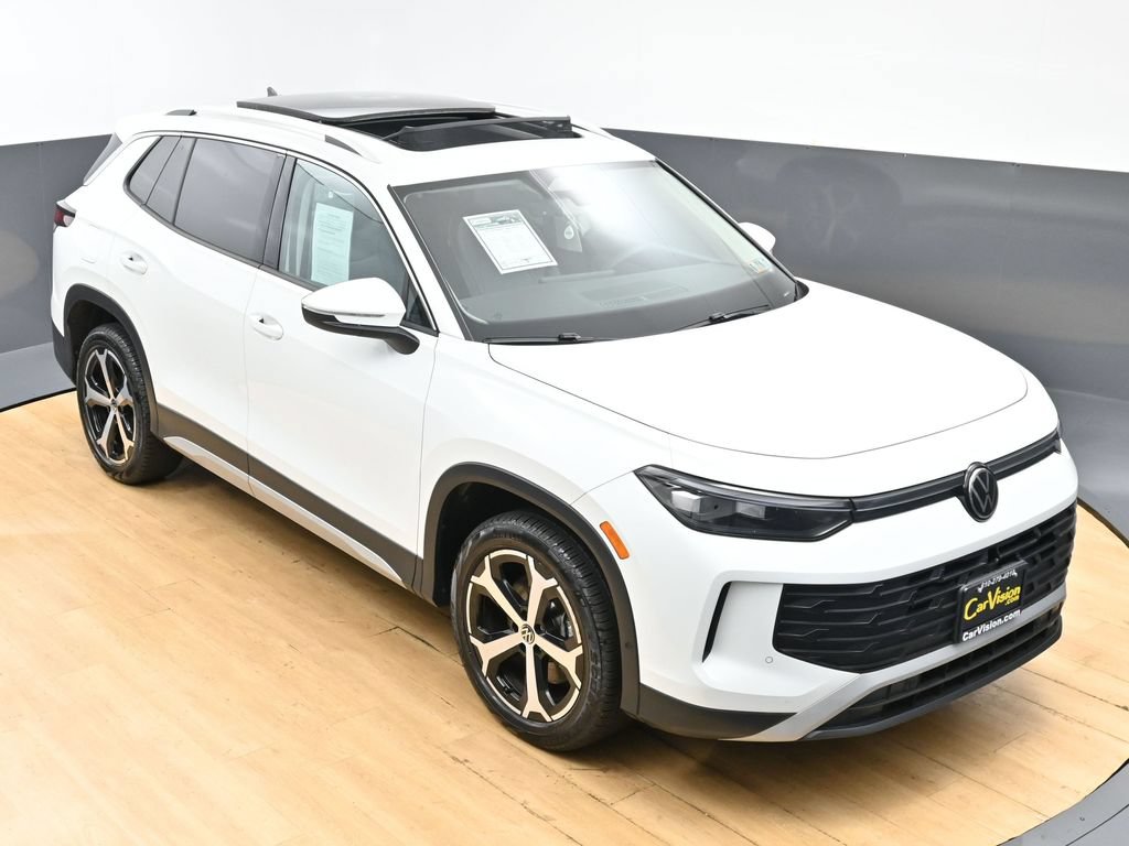 Used 2025 Volkswagen Tiguan SE w/ Panoramic Sunroof Package AWD/4WD image 3