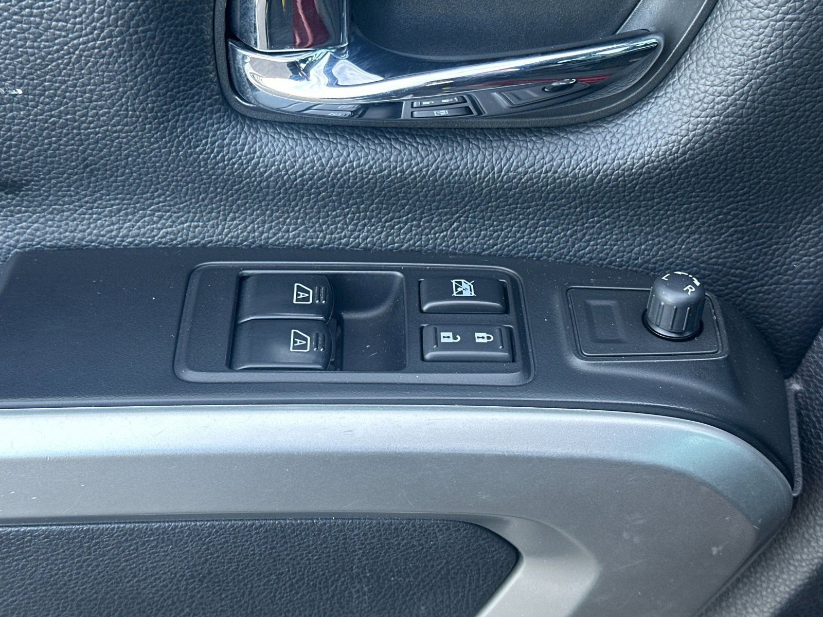 Used 2017 Nissan Titan PRO-4X image 11