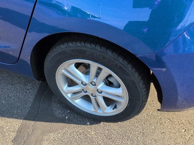 Used 2017 Chevrolet Cruze LT w/ Convenience Package FWD image 11