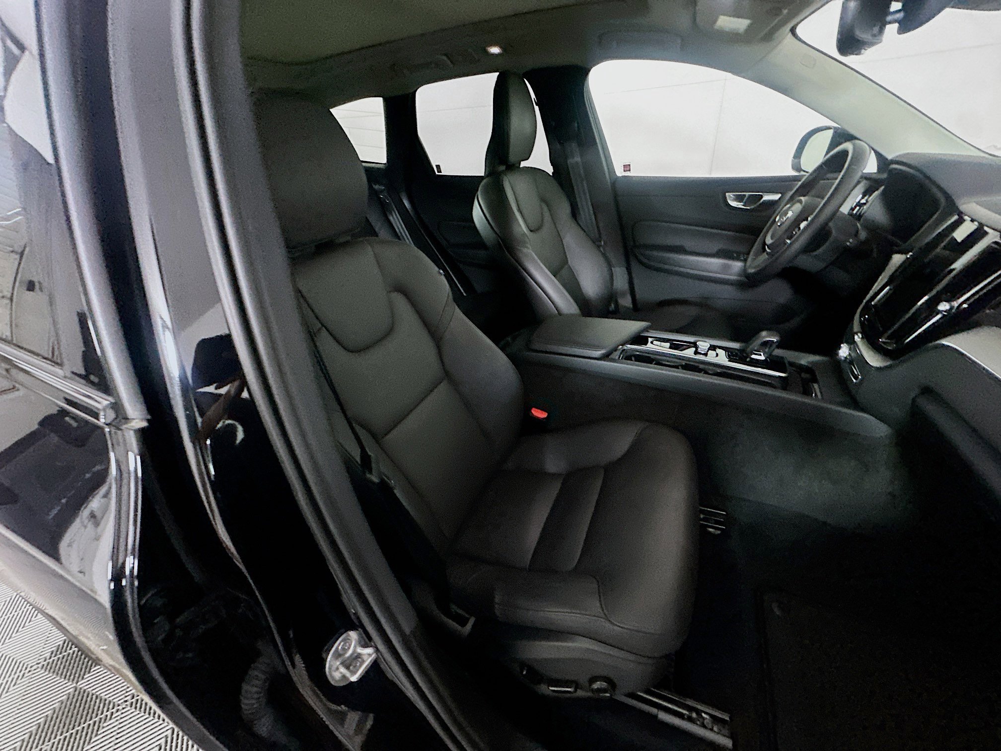 Used 2025 Volvo XC60 B5 Plus image 31