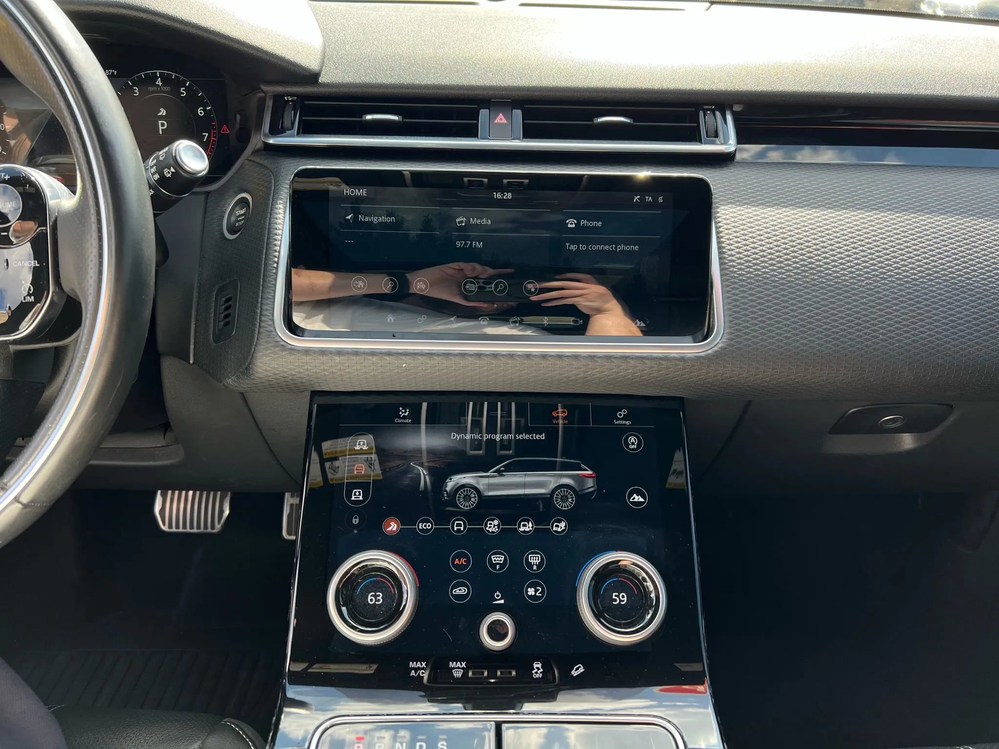 Used 2018 Land Rover Range Rover Velar R-Dynamic SE image 13