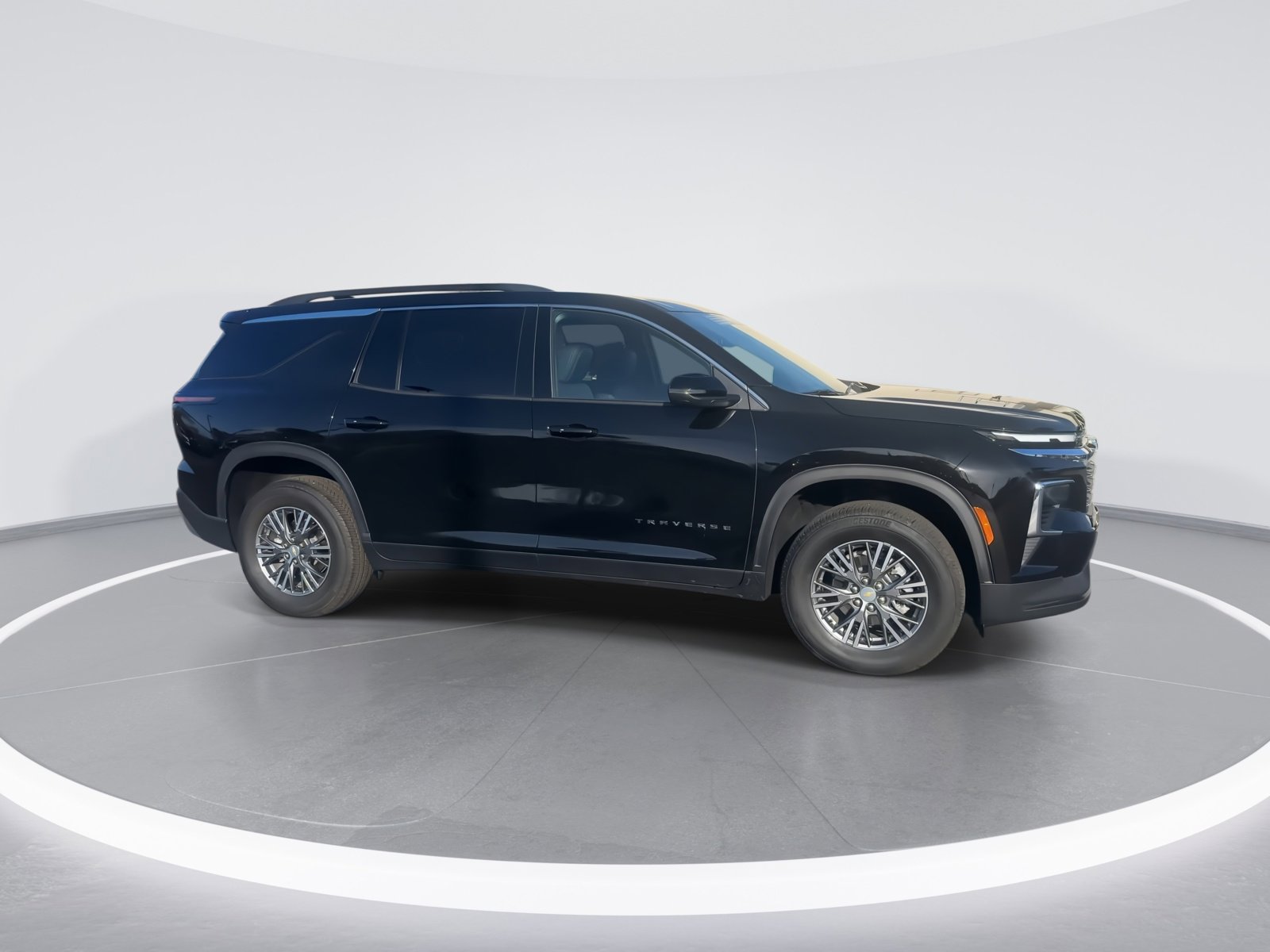 Used 2025 Chevrolet Traverse LT image 2